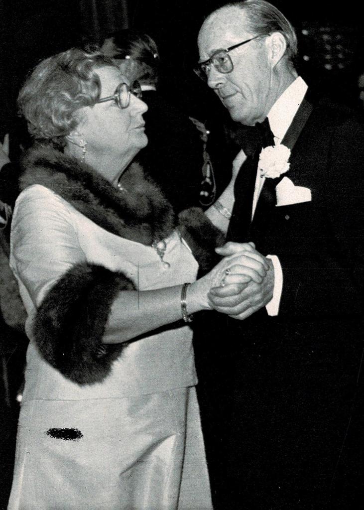 Vanavond 45 jaar geleden, koningin Juliana en prins Bernhard dansen ten  bate van het Wereldnatuurfonds in Amsterdam. – Toen gisteren nog vandaag was